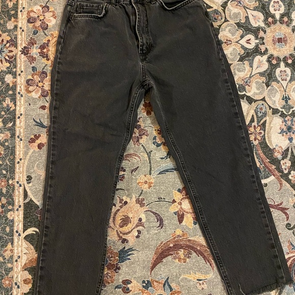 Urban Outfitters Cropped BDG Mom jeans in black with raw hem size 27 - Picture 3 of 6